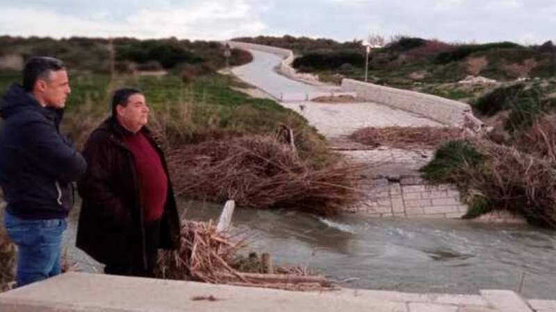 Maltempo, crolla ponte a Scoglitti