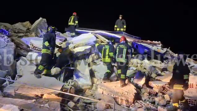 Crolla palazzina di tre piani: nessuno sotto le macerie