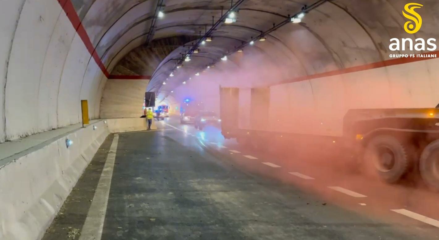 Panico in galleria: scontro auto-tir e incendio. Ma &egrave; una simulazione