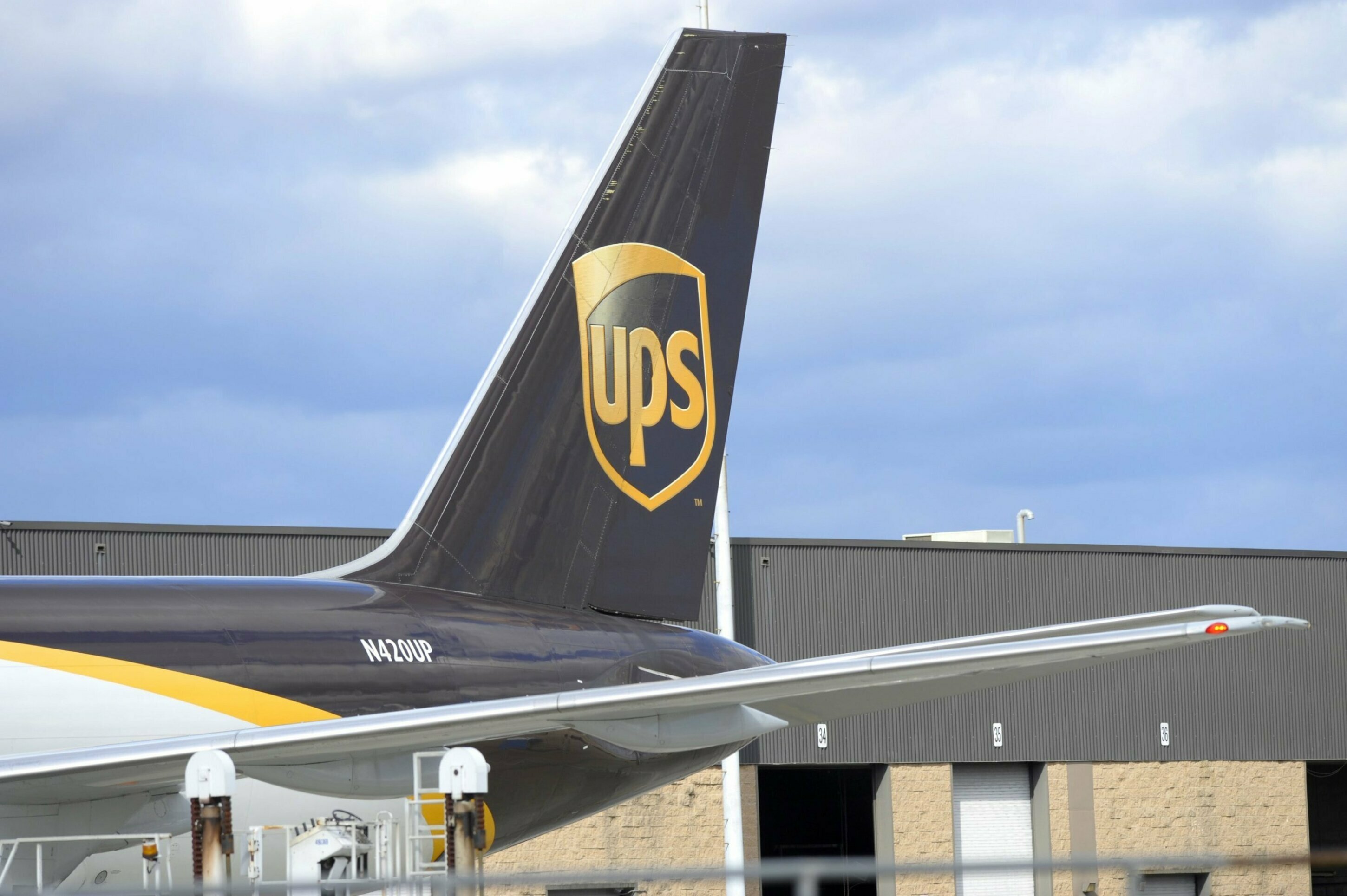 Aereo cargo si schianta: 3 morti e 11 feriti
