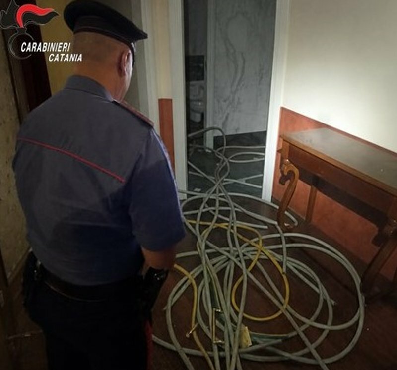 Razzia di cavi di rame nell'albergo di Pedara