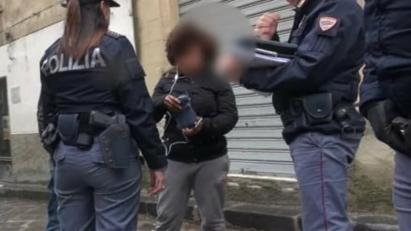 Aiutino con gli auricolari ai quiz per la patente