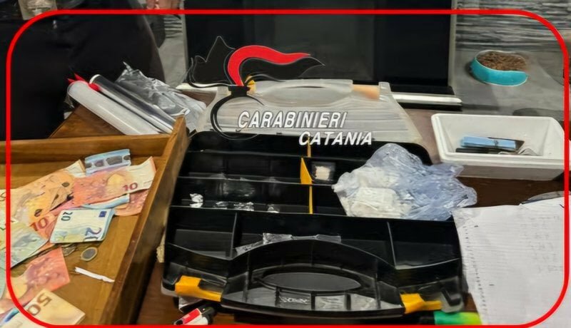 Blitz nel covo dei pusher: carabinieri in fila tra clienti