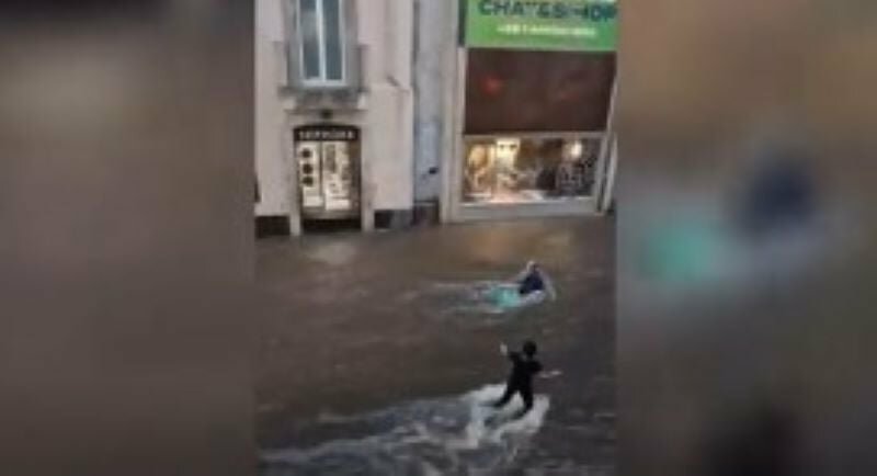 Salva dalla furia dell'acqua un uomo in via Etnea