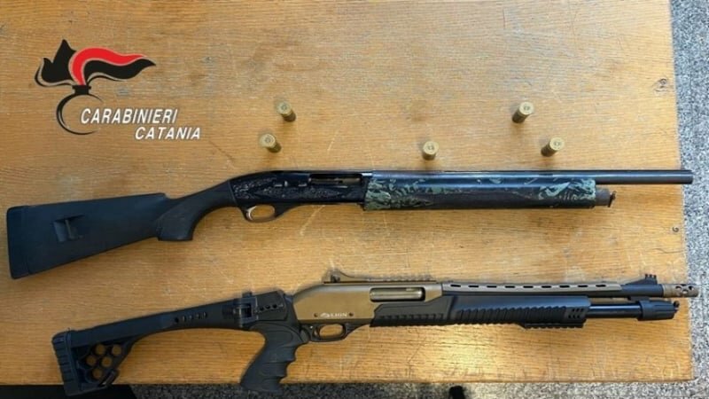 Minacce e fucili in casa, arrestati padre e figlio