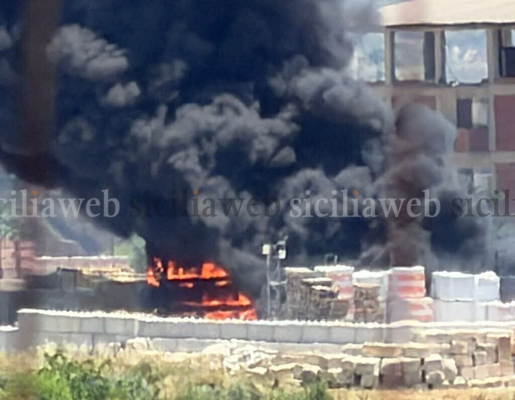 Le fiamme devastano deposito di materiali edili
