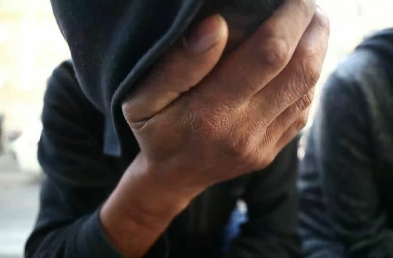 Rimprovera ragazzi che giocano e viene pestato