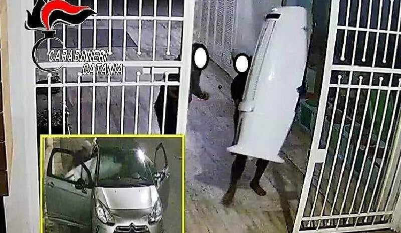 Ruba condizionatori, la madre lo riconosce