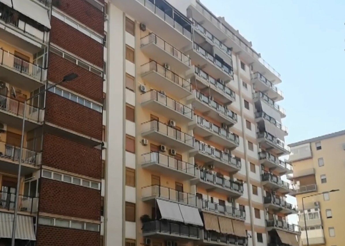 Tredicenne cade dal 9° piano e muore: 'Potrebbe essersi buttata' Tredicenne cade dal 9° piano e muore: 'Potrebbe essersi buttata'