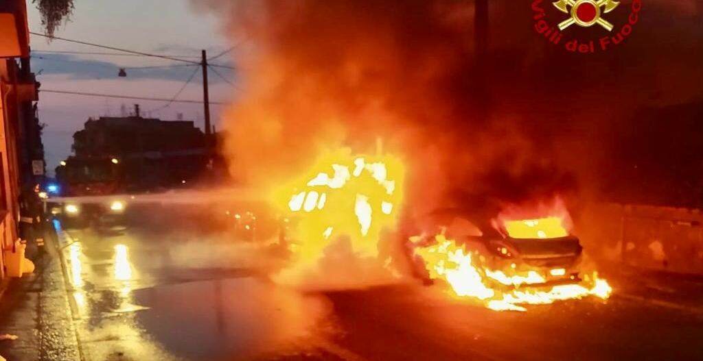 Catania, tre auto distrutte in via Novelli