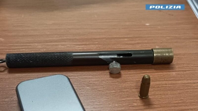 Blitz a Lentini, c'&egrave; anche un'arma a forma di penna