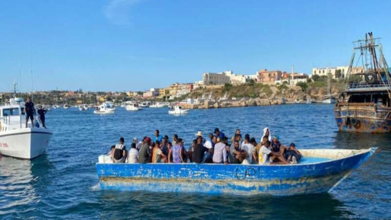 Lampedusa, sbarcano in 500