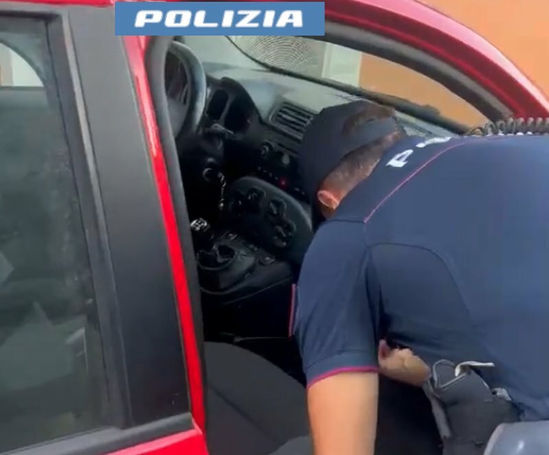 Nell'auto del pusher catanese tutti i tipi di droga Nell'auto del pusher catanese tutti i tipi di droga