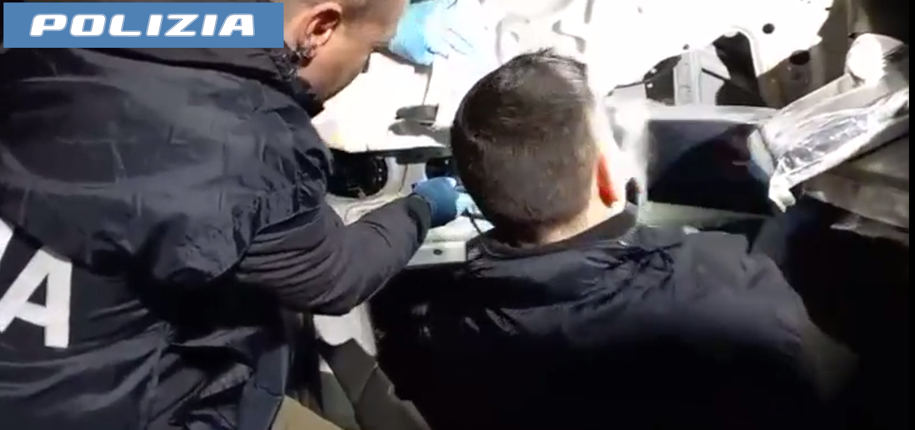 In macchina a Catania con 4 chili di cocaina