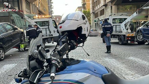 Catania: il posteggiatore figlio d'arte è sempre lì Catania: il posteggiatore figlio d'arte è sempre lì
