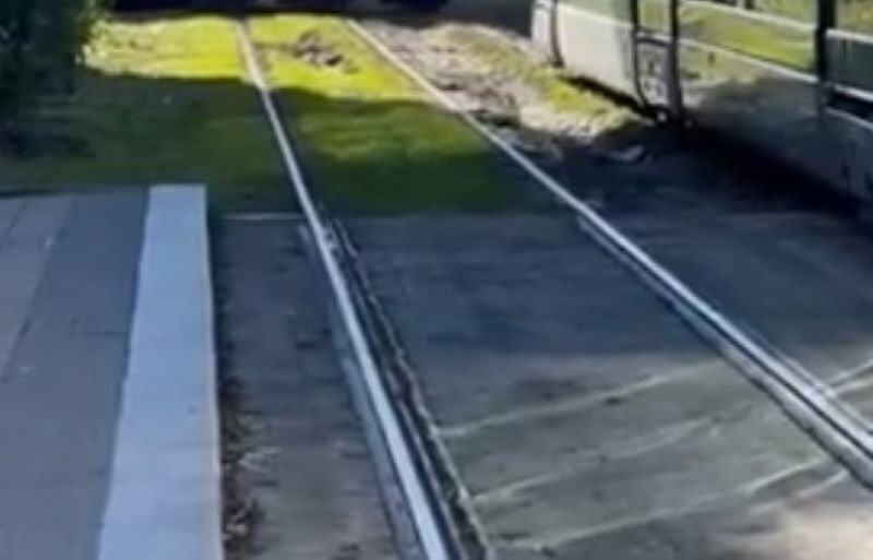 Con l'auto sulle rotaie, minaccia di darsi fuoco