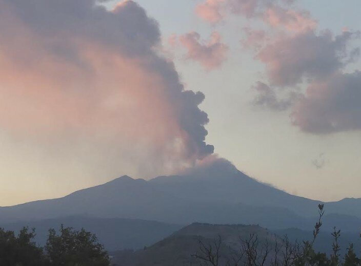 Pure l'Etna fa il falò a Ferragosto, niente voli fino alle 15: 'E' la tempesta perfetta'