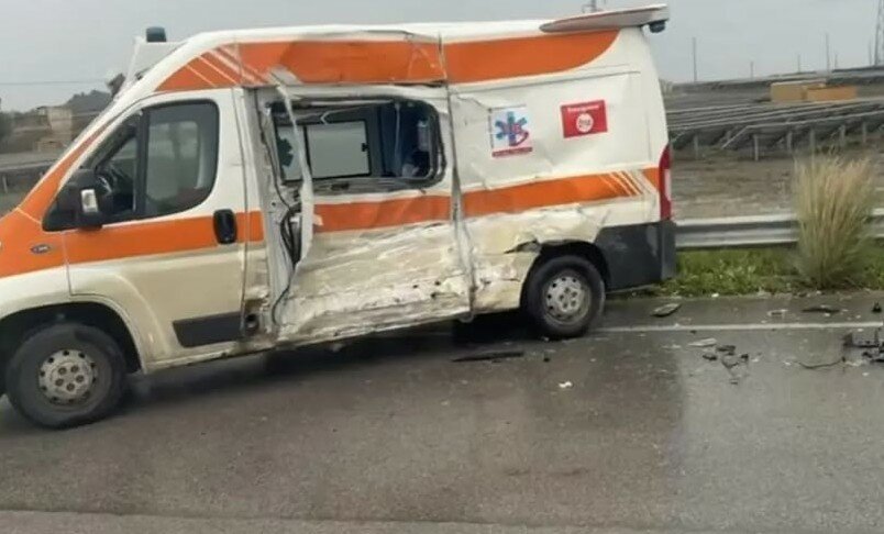 Impatto violento ambulanza-tir: tre feriti