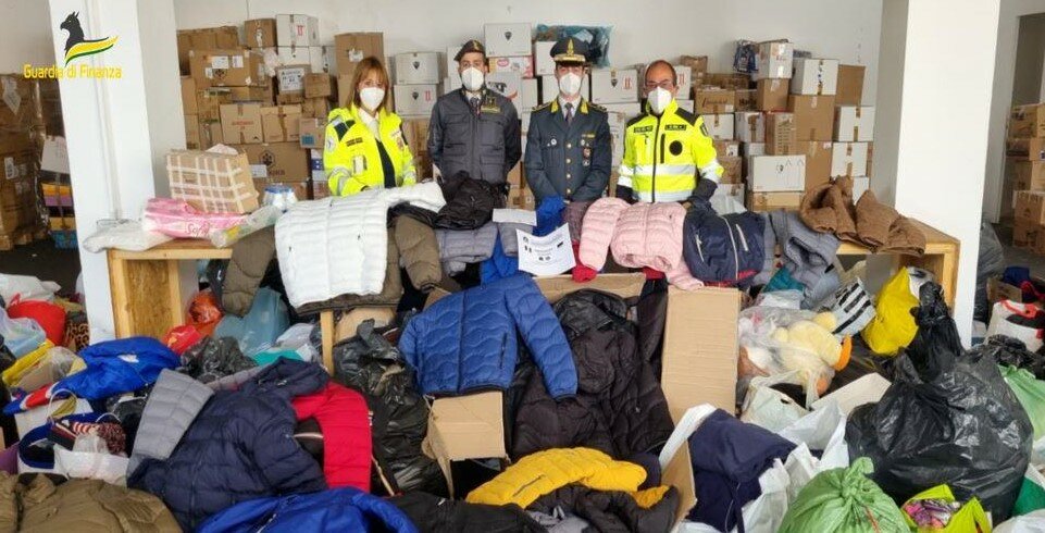 Cibo e vestiti sequestrati e poi donati ai profughi