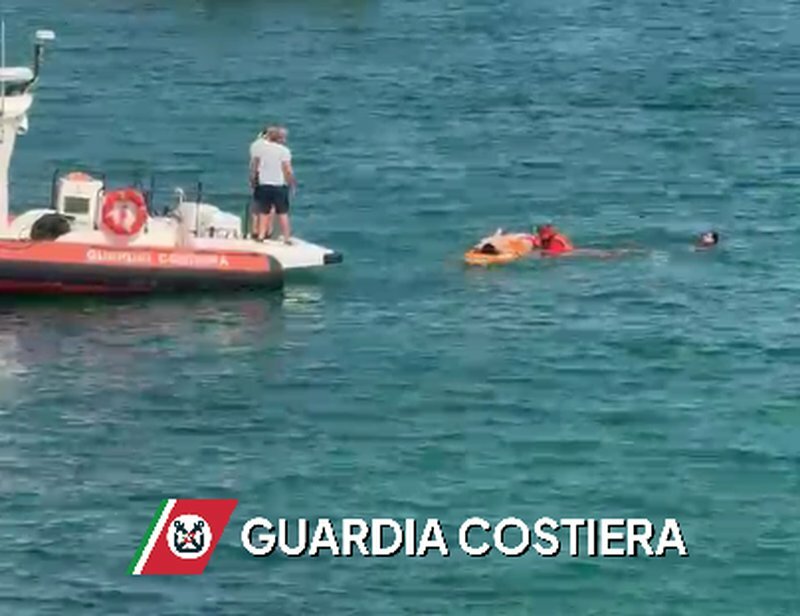 Siracusa: soccorsa ragazza colta da malore sul sup