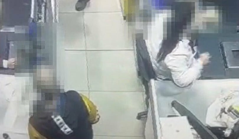 Scippa i soldi alla cassiera e scappa Scippa i soldi alla cassiera e scappa