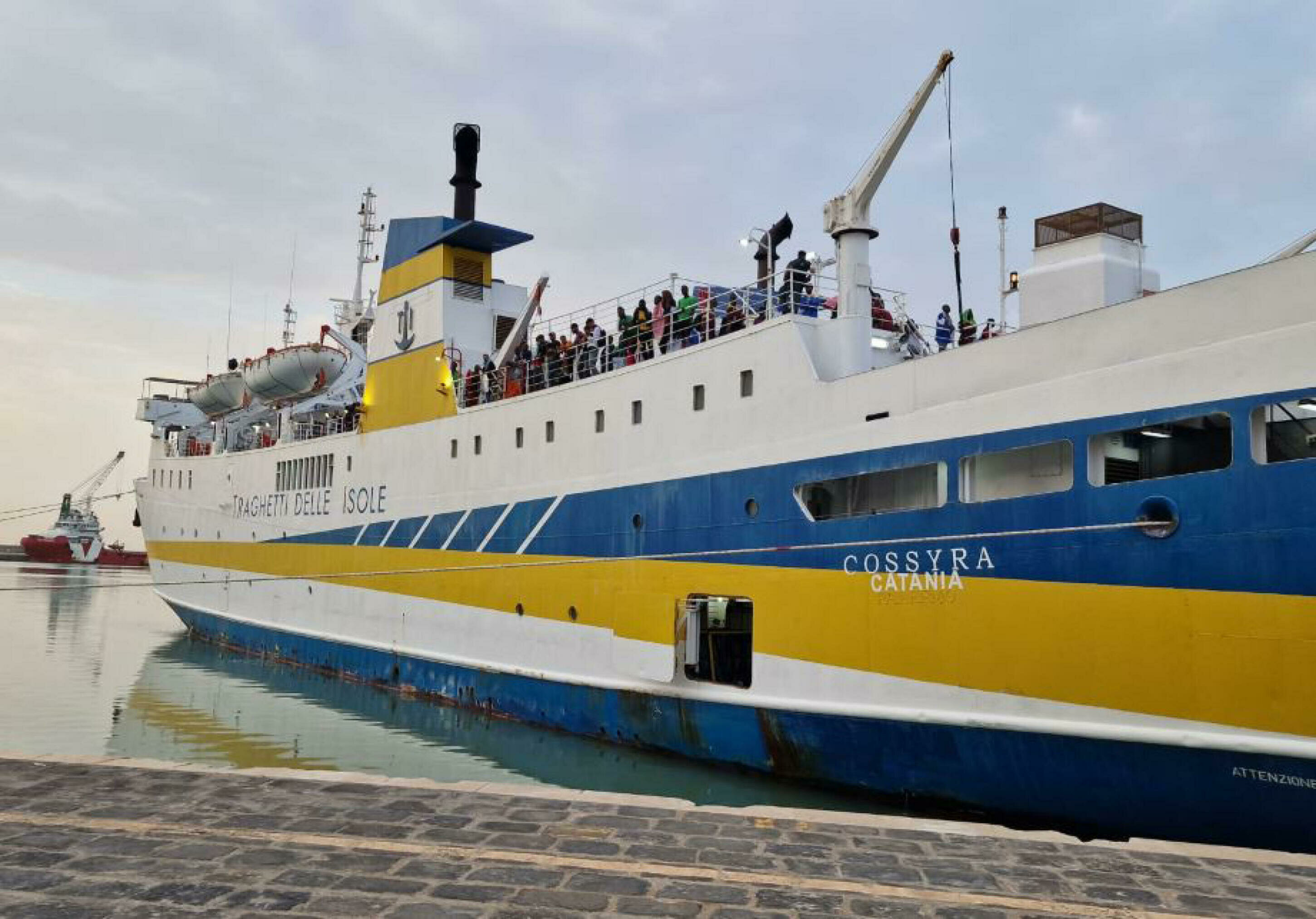Migranti, incendio sul traghetto da Lampedusa