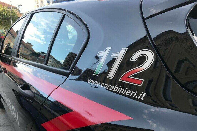 Li denuncia per violenze, coniugi la investono