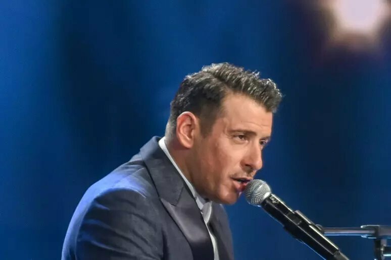 Malore per Gabbani mentre canta a Letojanni