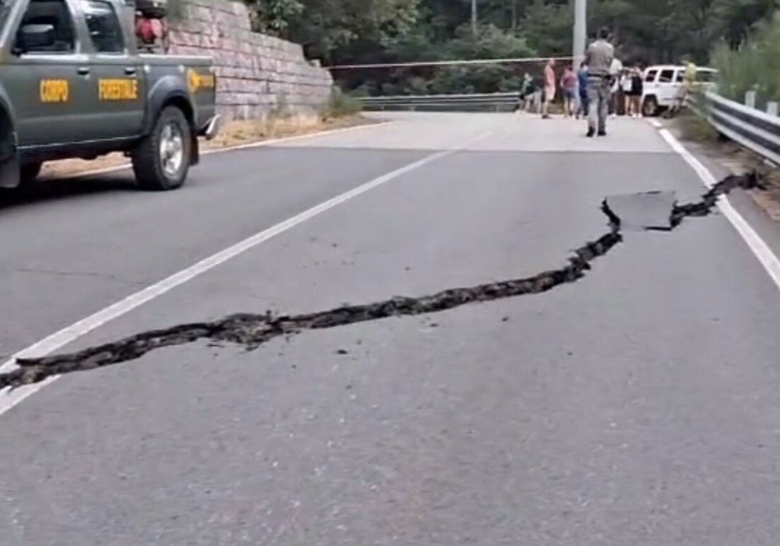Scossa 3.9 a Linguaglossa: si spaccano le strade, evacuati i ristoranti VIDEO Scossa 3.9 a Linguaglossa: si spaccano le strade, evacuati i ristoranti VIDEO