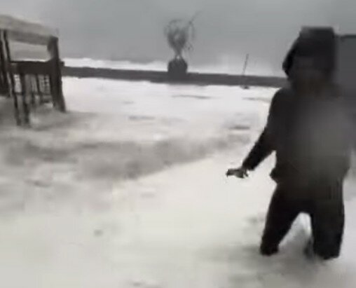 De Luca e un altro sindaco travolti da un'onda in diretta Facebook