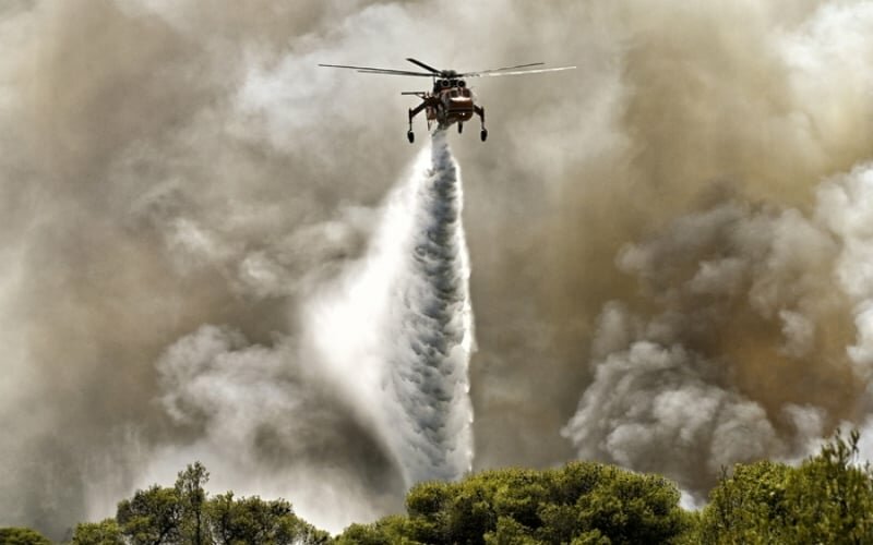 Fiamme lambiscono Atene, panico ed evacuazioni