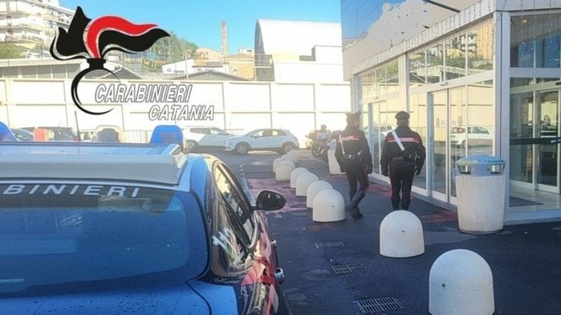 Sfila portafogli da una borsa al supermercato