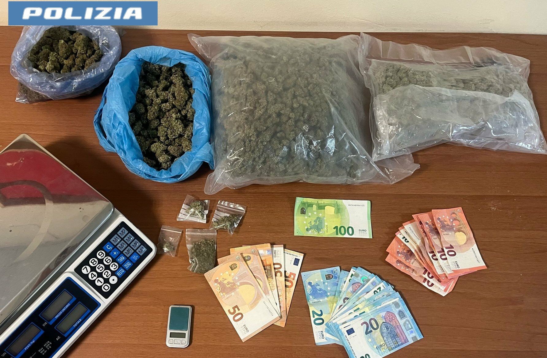 Market della droga dentro il negozio di alimentari