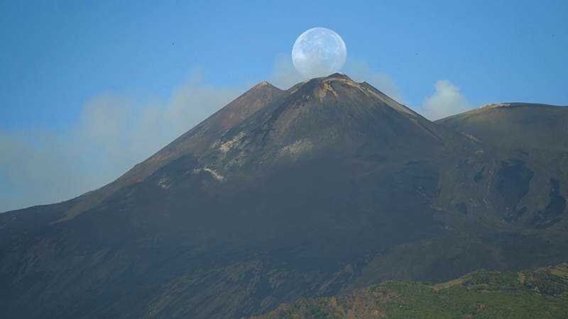 L'Etna e la luna si baciano