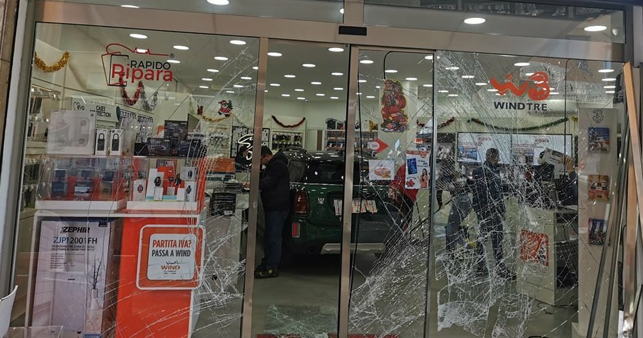 Auto sfonda la vetrina e irrompe nel negozio