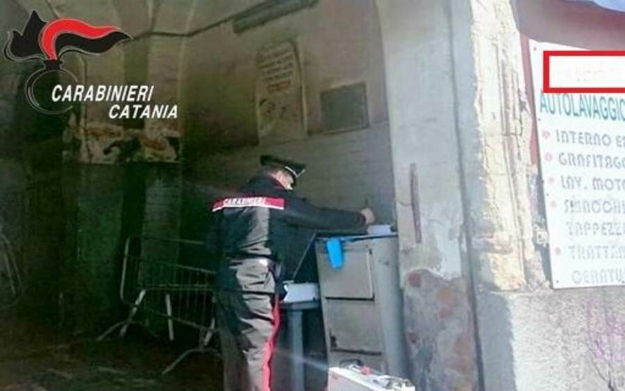 Autolavaggio rubava acqua e luce