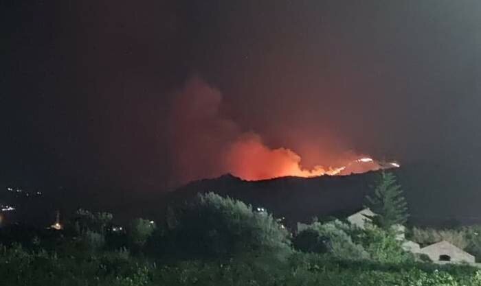Incendio devastante tra Catania e Messina