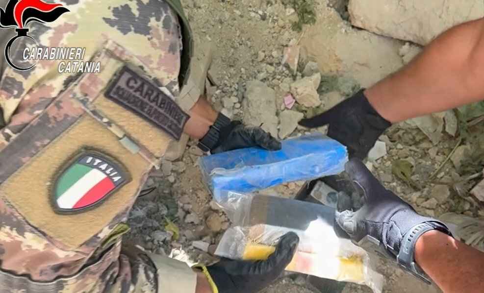 Nelle casseforti interrate c'erano 17 chili di droga