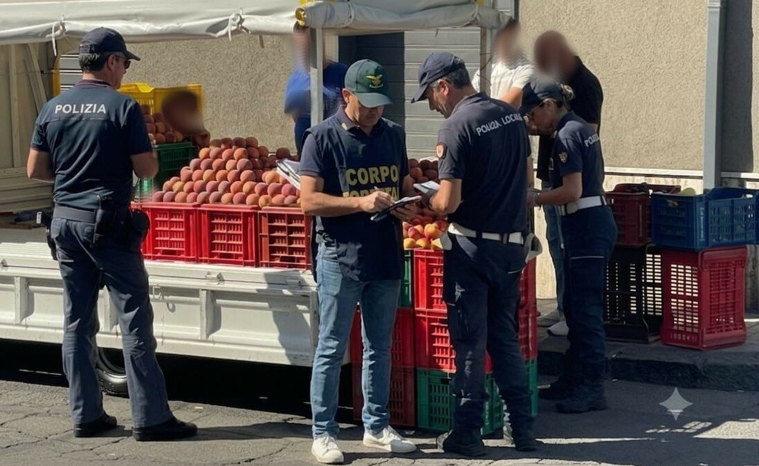 Sequestrati oltre 320 chili di frutta e uova a due ambulanti