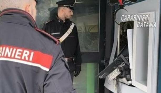 Sventato l'assalto al bancomat col martello