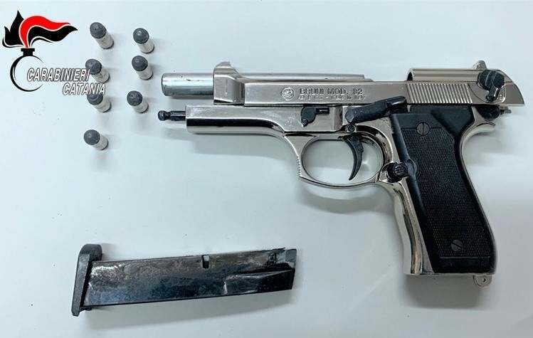 Nell'auto rubata con pistola e passamontagna