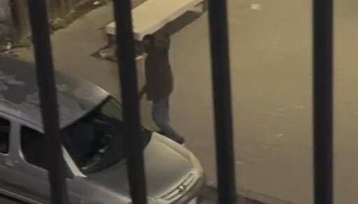 Catania, filmato il distruttore di macchine