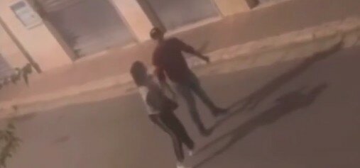 La picchia e la insegue: residenti filmano, nessuno interviene