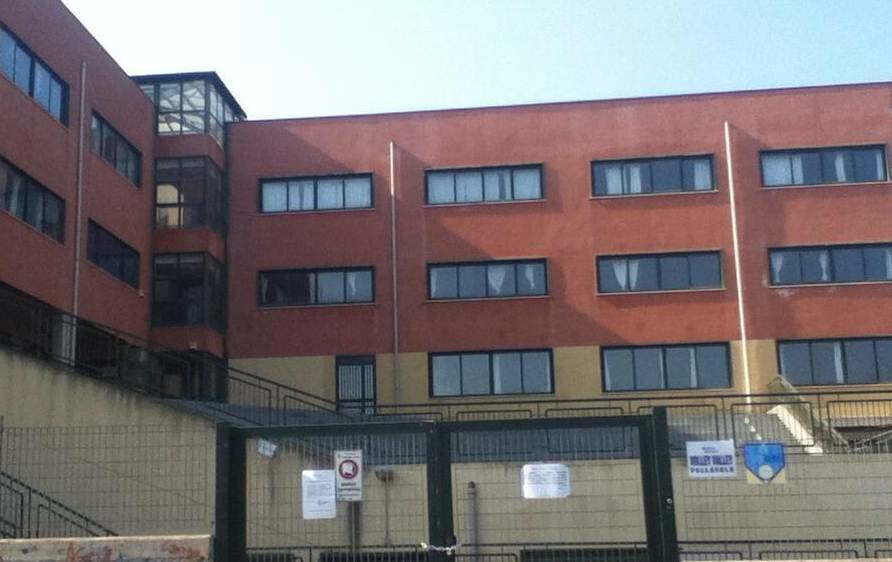 Ragazzina gi&ugrave; dalla finestra della scuola
