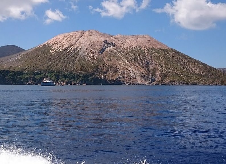 Finisce in mare con la macchina e muore