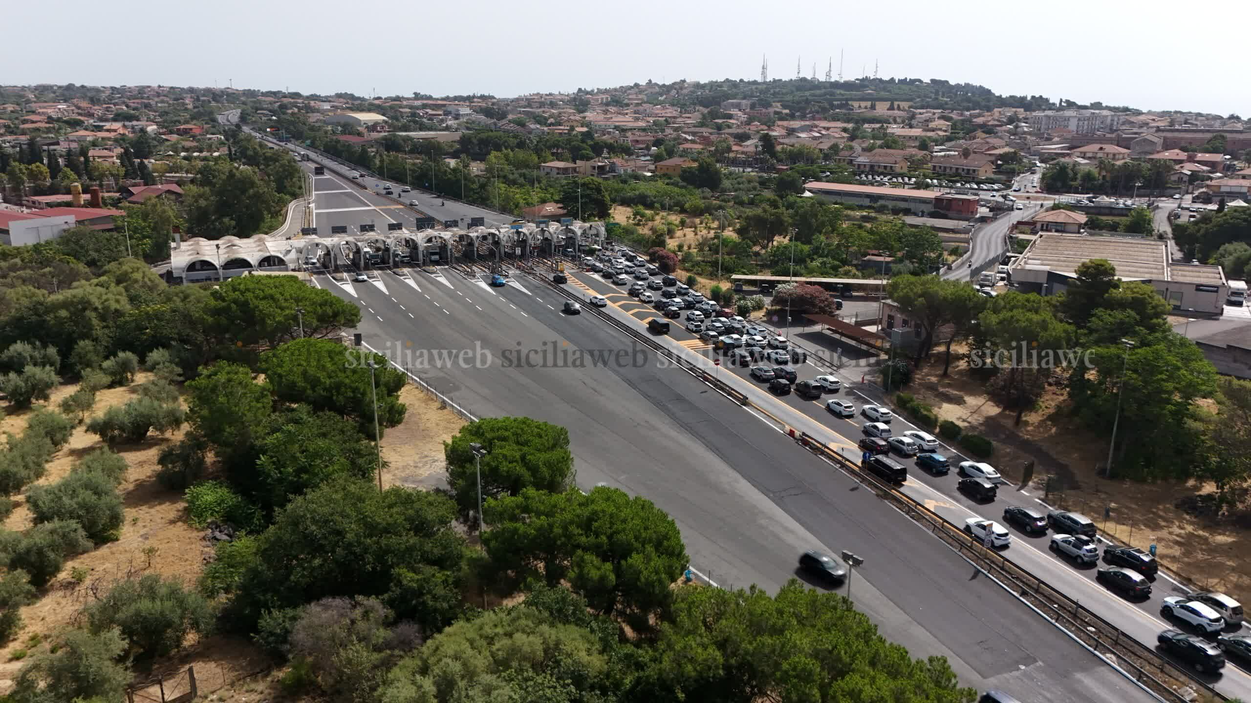 Traffico in tilt al casello di San Gregorio Traffico in tilt al casello di San Gregorio