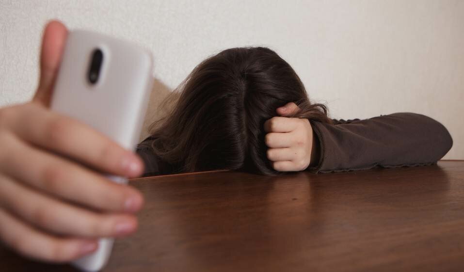 Perseguita coetanea: 17enne arrestato per stalking