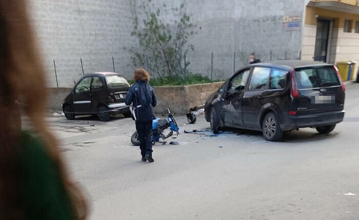 Tentano di fuggire e si schiantano: grave 15enne