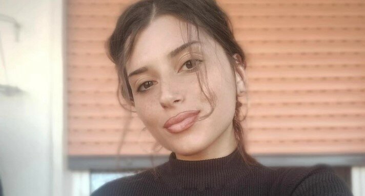 Apre la porta dell'ascensore e cade nel vuoto