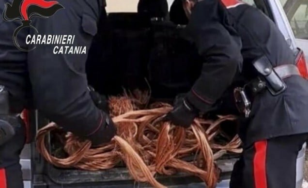 L'auto catanese &egrave; bassa: dentro c'&egrave; la sorpresa